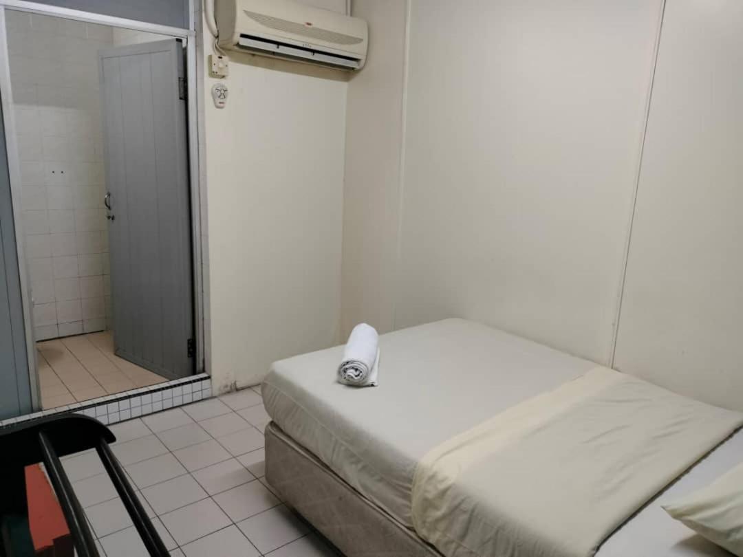 White Hotel Малакка Экстерьер фото
